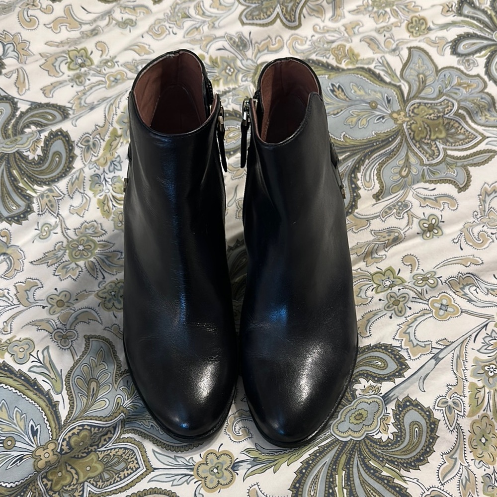 Louise et Cie Black Ankle Boots Sleek Leather Timeless